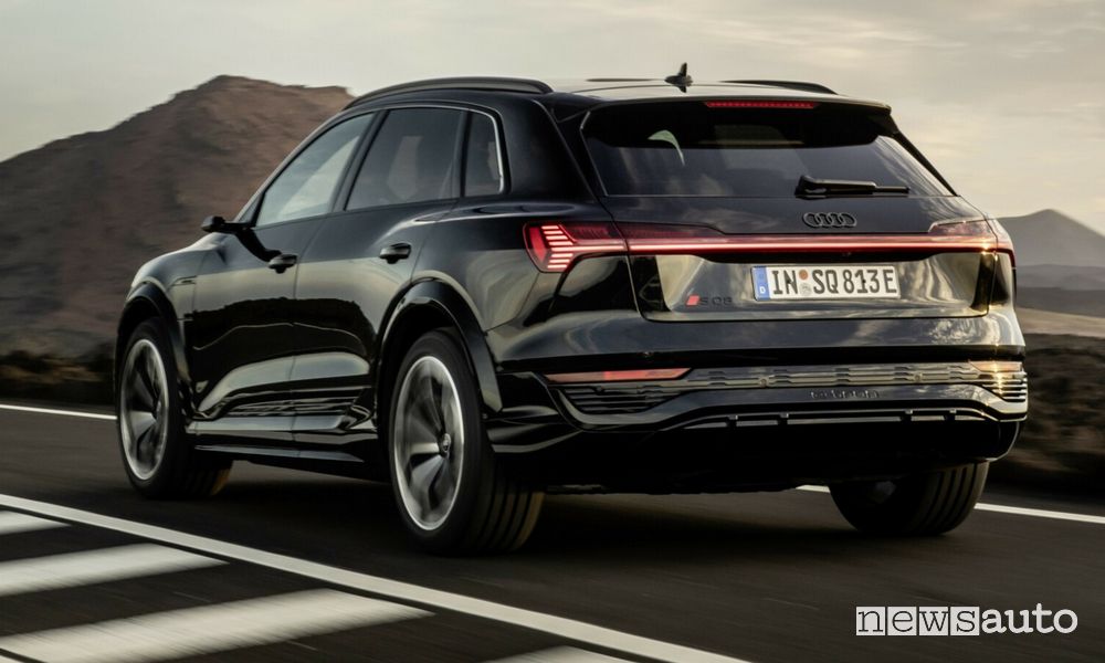 Audi SQ8 e-tron posteriore 3/4 su strada