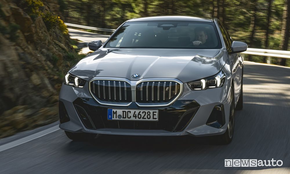 BMW i5 eDrive40 elettrica anteriore su strada