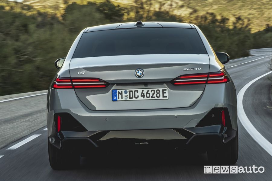 BMW i5 eDrive40 elettrica posteriore su strada