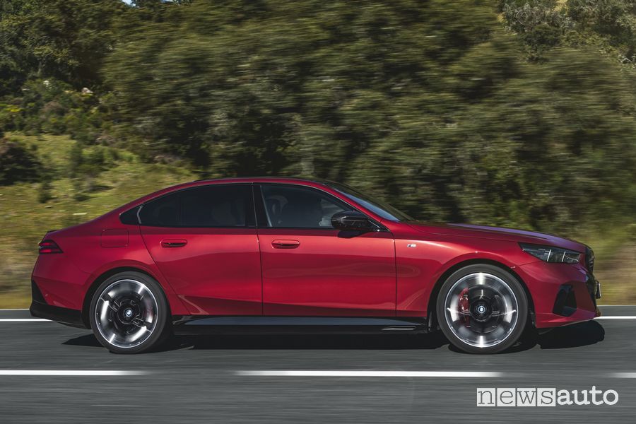 BMW i5 M60 xDrive elettrica laterale su strada
