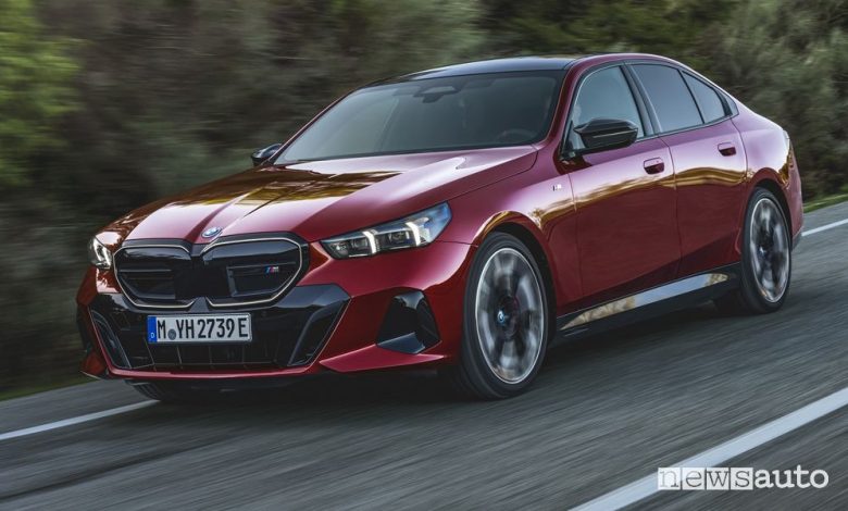 BMW i5 M60 xDrive elettrica anteriore 3/4 su strada