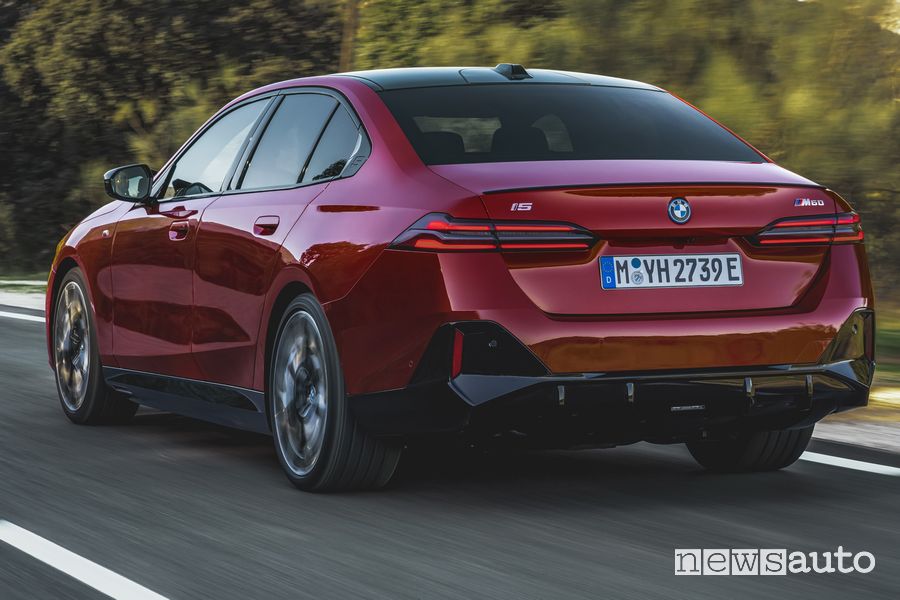 BMW i5 M60 xDrive elettrica posteriore 3/4 su strada