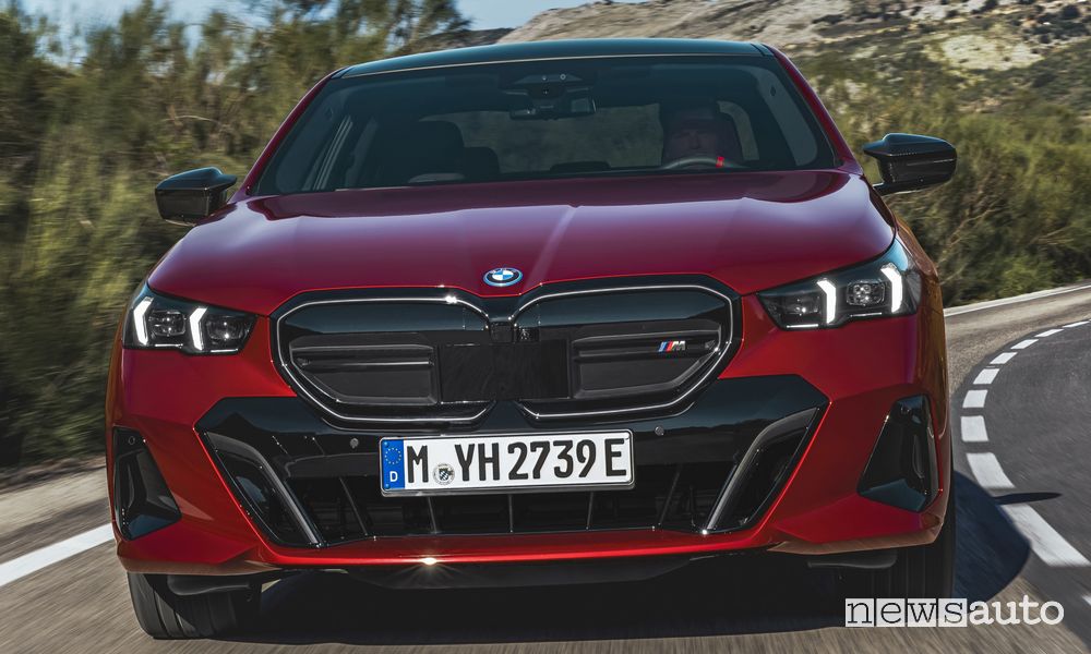 BMW i5 M60 xDrive elettrica frontale su strada
