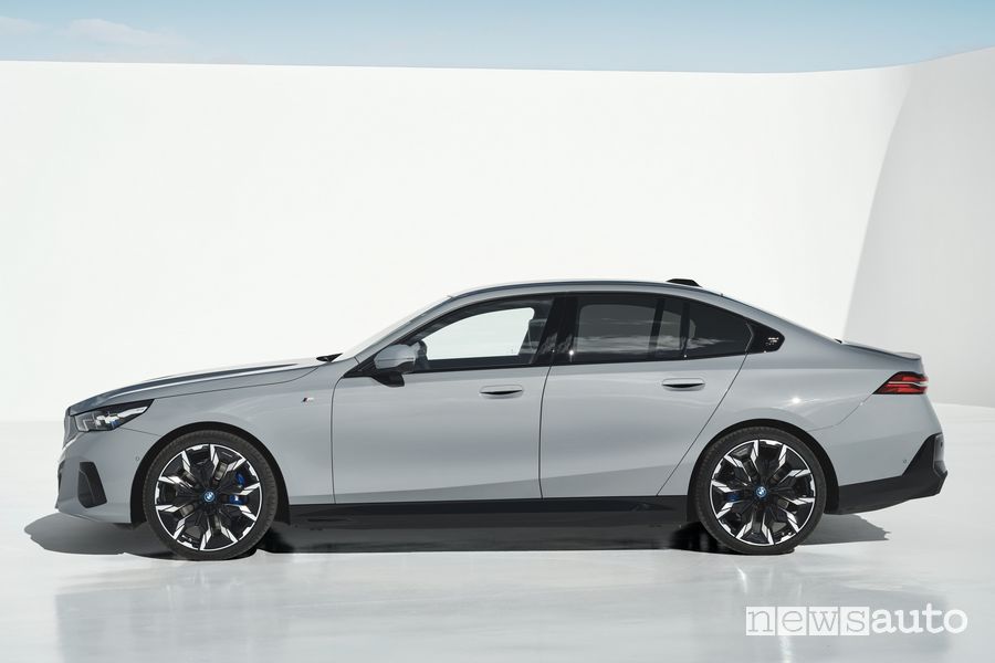 BMW i5 eDrive40 elettrica laterale