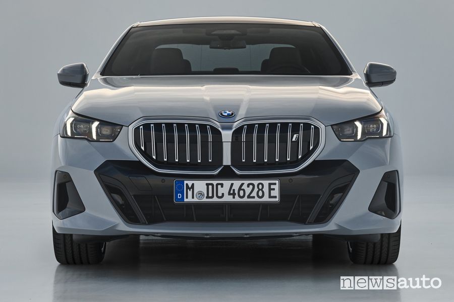 BMW i5 eDrive40 elettrica frontale
