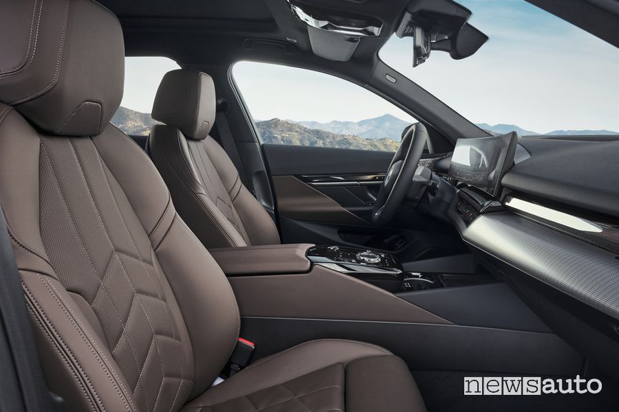 BMW i5 eDrive40 elettrica sedili anteriori abitacolo