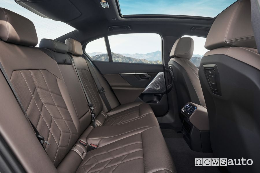 BMW i5 eDrive40 elettrica sedili posteriori abitacolo