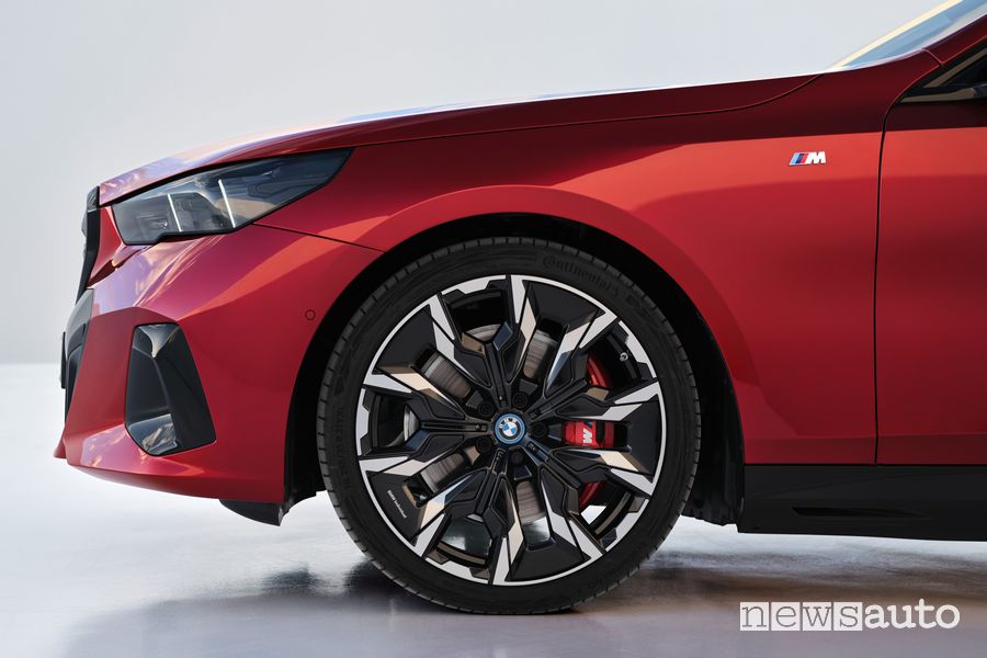 BMW i5 M60 xDrive elettrica cerchi da 21"