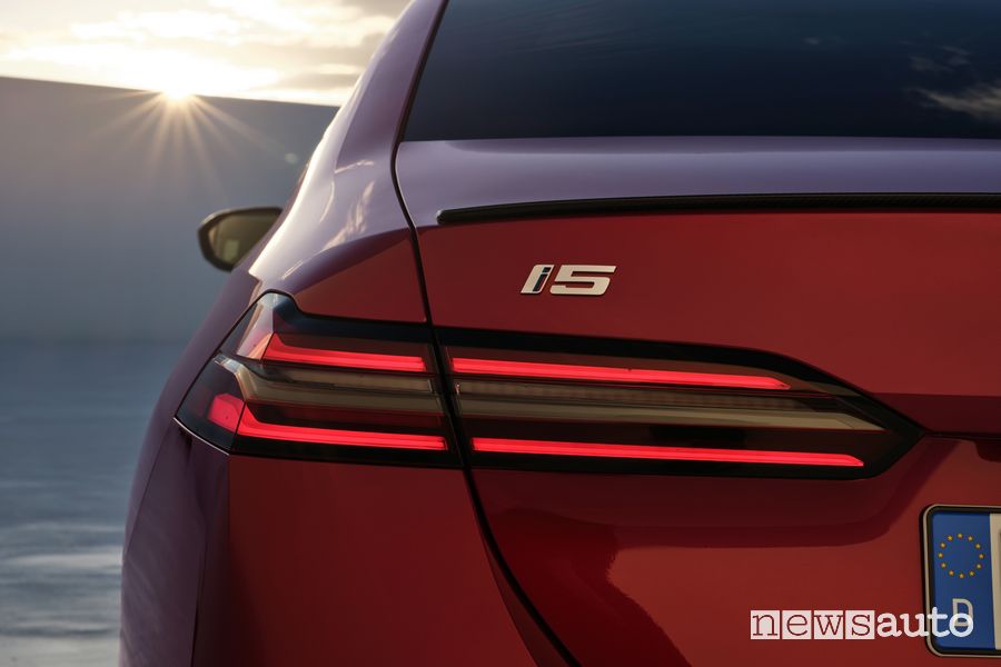 BMW i5 M60 xDrive elettrica fari posteriori firma luminosa