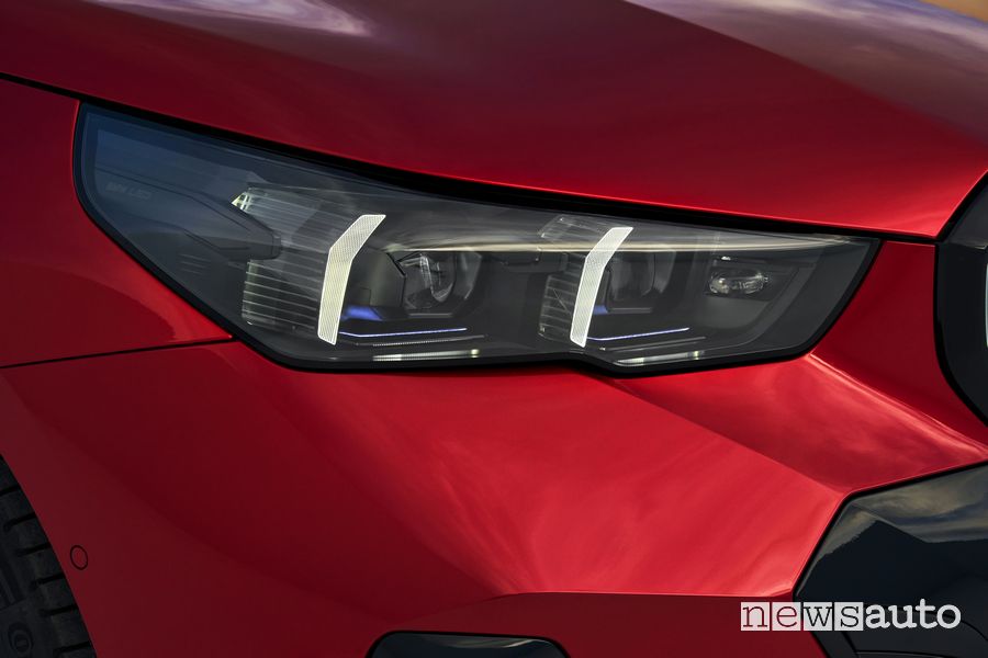 BMW i5 M60 xDrive elettrica fari anteriori firma luminosa