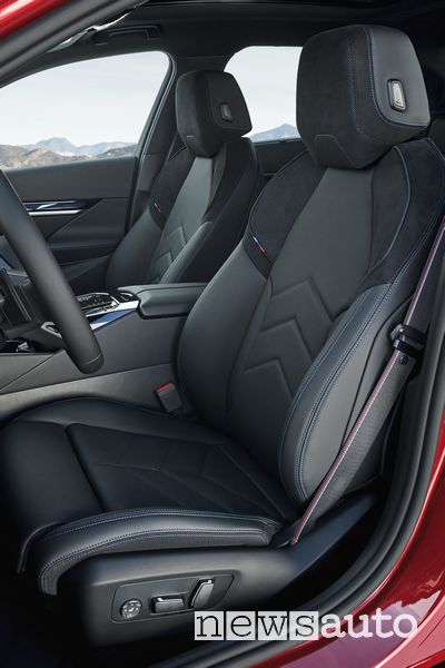BMW i5 M60 xDrive elettrica sedili anteriori abitacolo