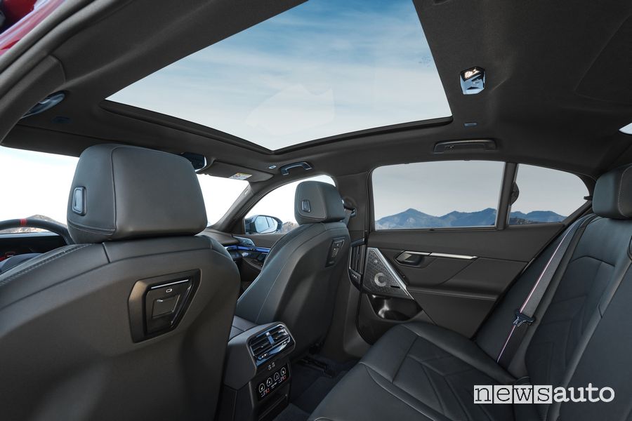 BMW i5 M60 xDrive elettrica sedili posteriori abitacolo