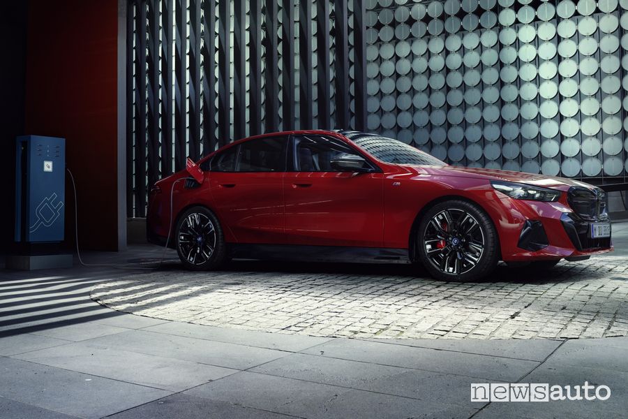 BMW i5 M60 xDrive elettrica in ricarica