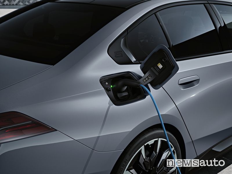BMW i5 eDrive40 elettrica cavo di ricarica AC