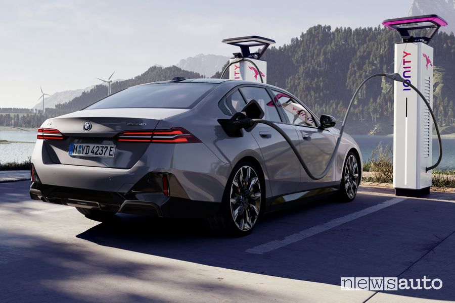 BMW i5 eDrive40 elettrica in ricarica Ionity
