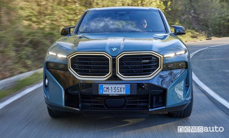 BMW XM frontale su strada