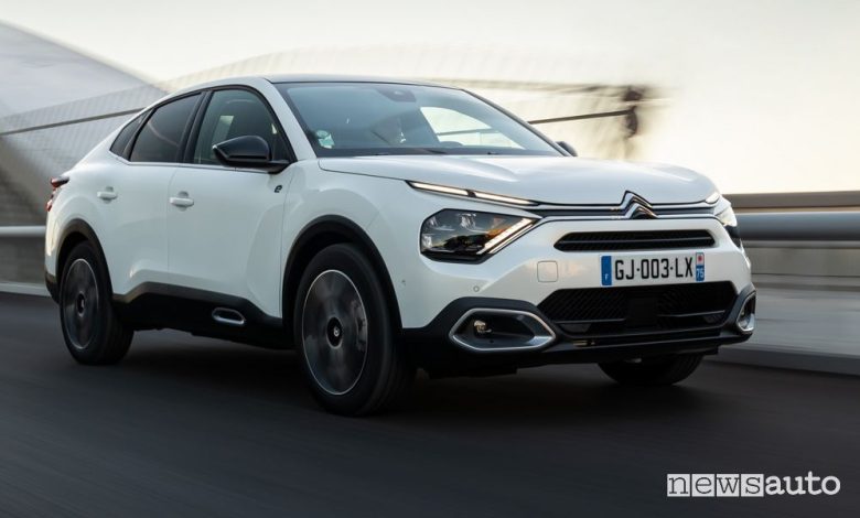 Citroën ë-C4 X Electric su strada