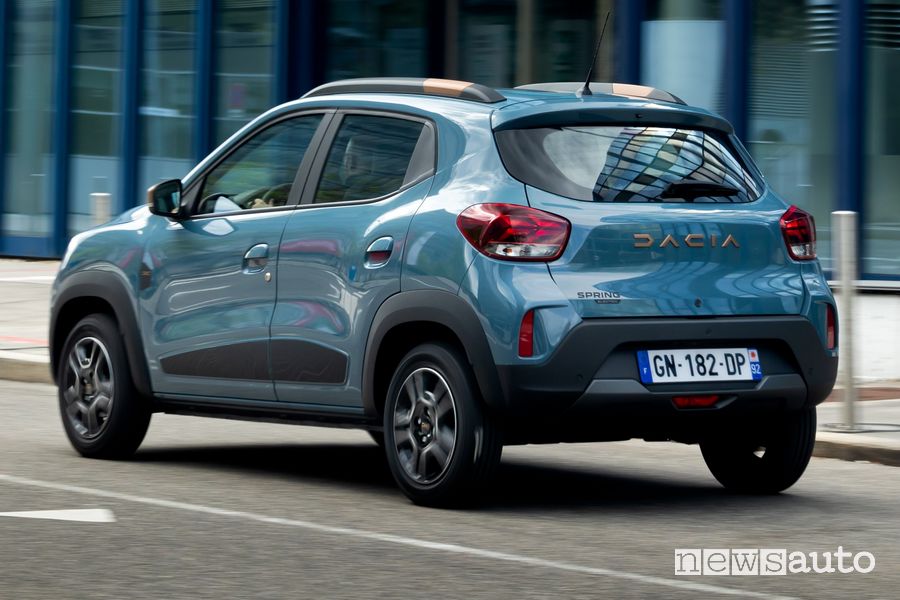 Dacia Spring Extreme posteriore 3/4 su strada