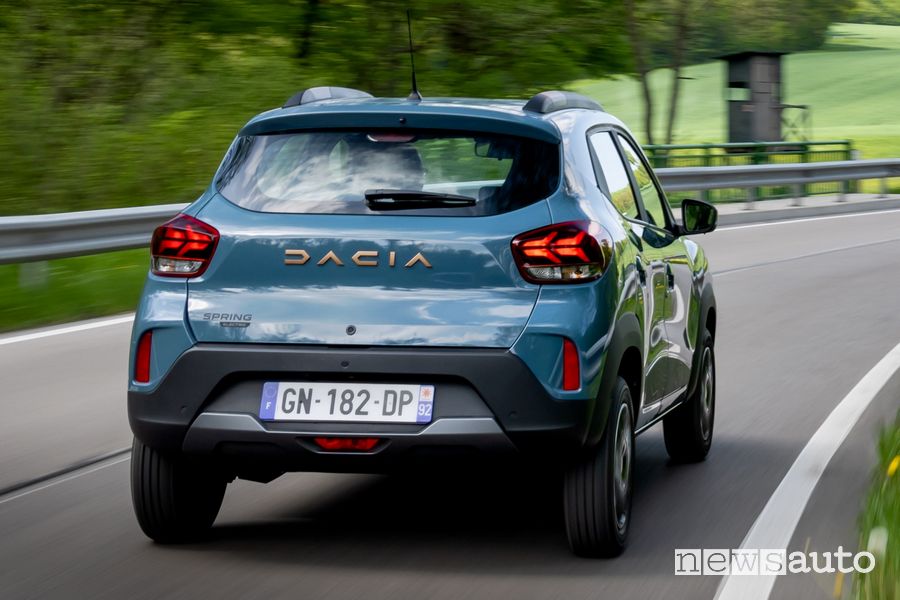 Dacia Spring Extreme posteriore 3/4 su strada