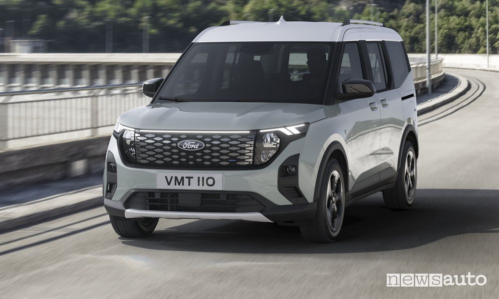Ford E-Tourneo Courier Active su strada