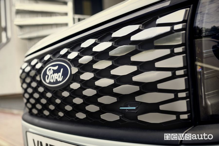 Ford E-Tourneo Courier Active griglia anteriore