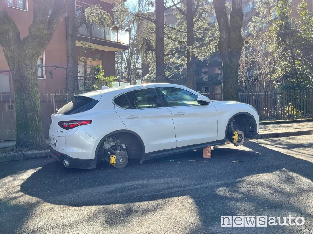 Furto ruote dell'auto
