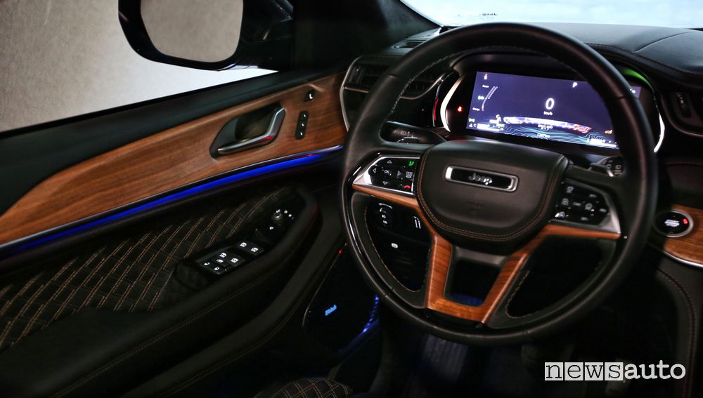 Jeep Grand Cherokee Summit Reserve volante abitacolo