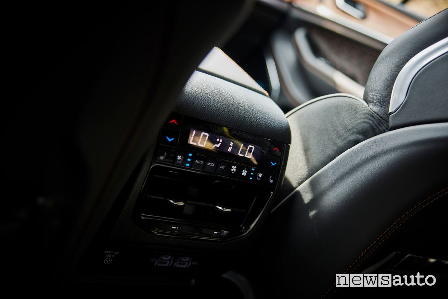 Jeep Grand Cherokee Summit Reserve comandi clima fila posteriore