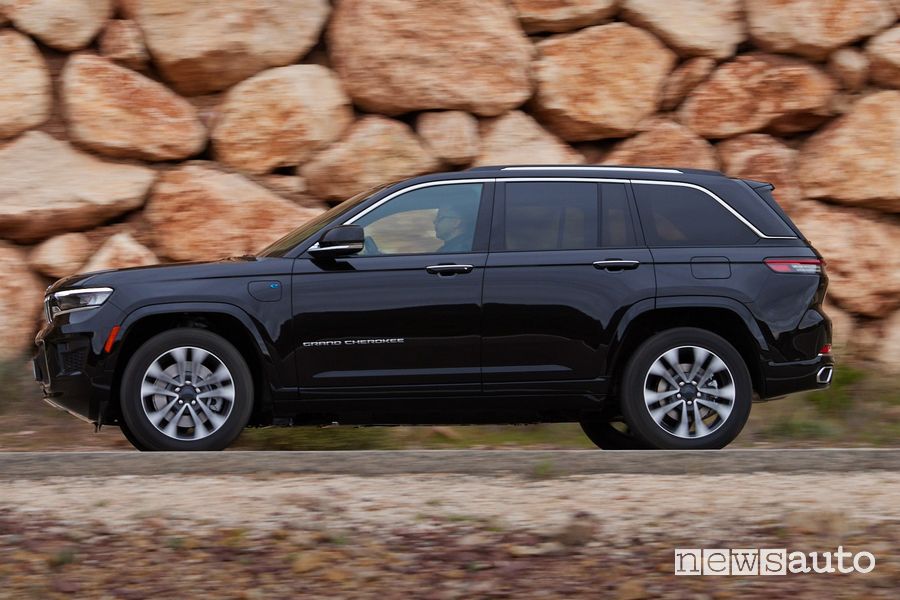 Jeep Grand Cherokee Summit Reserve laterale su strada