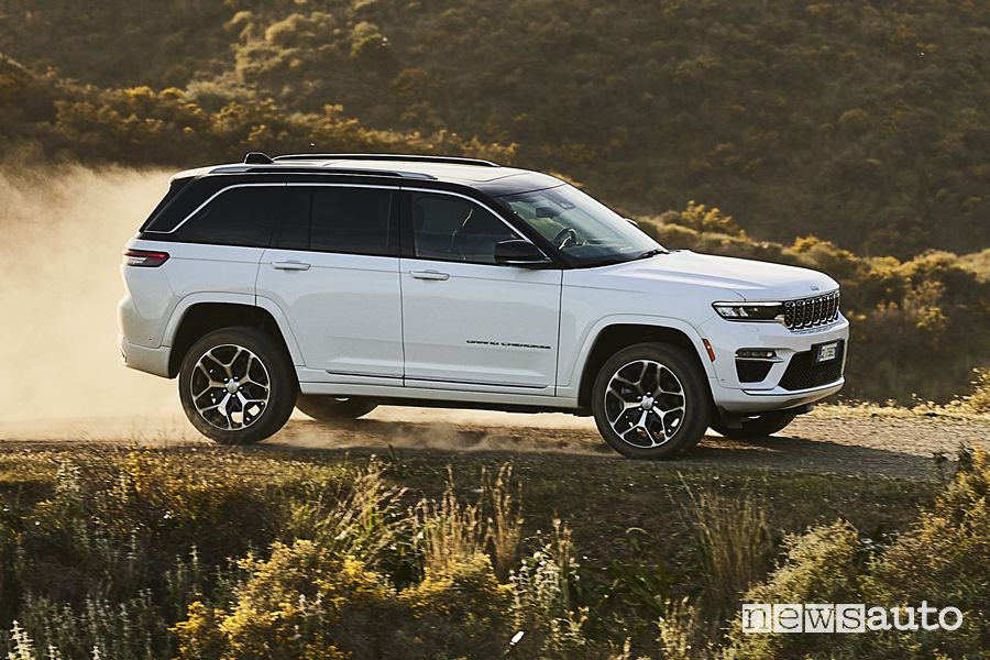 Jeep Grand Cherokee Trailhawk laterale sullo sterrato