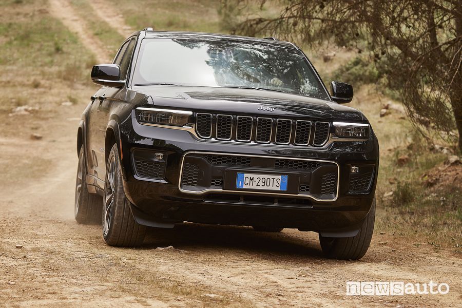 Jeep Grand Cherokee Summit Reserve frontale su strada