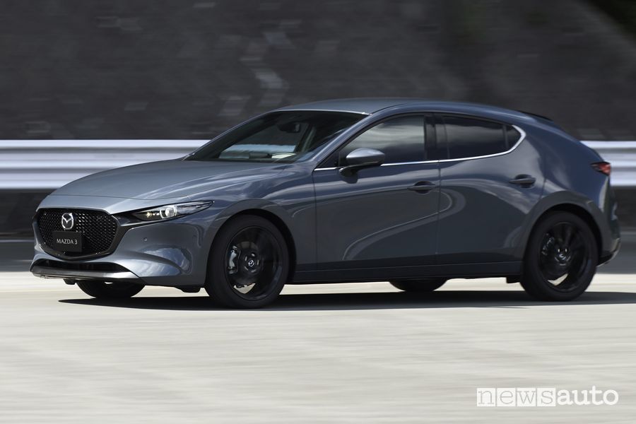 Mazda3 2024 Polymetal Grey su strada