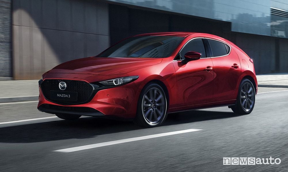 Mazda3 2024 Soul Red Crystal su strada