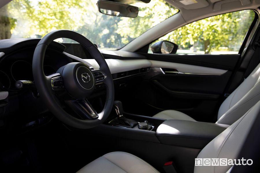Mazda3 2024 volante abitacolo