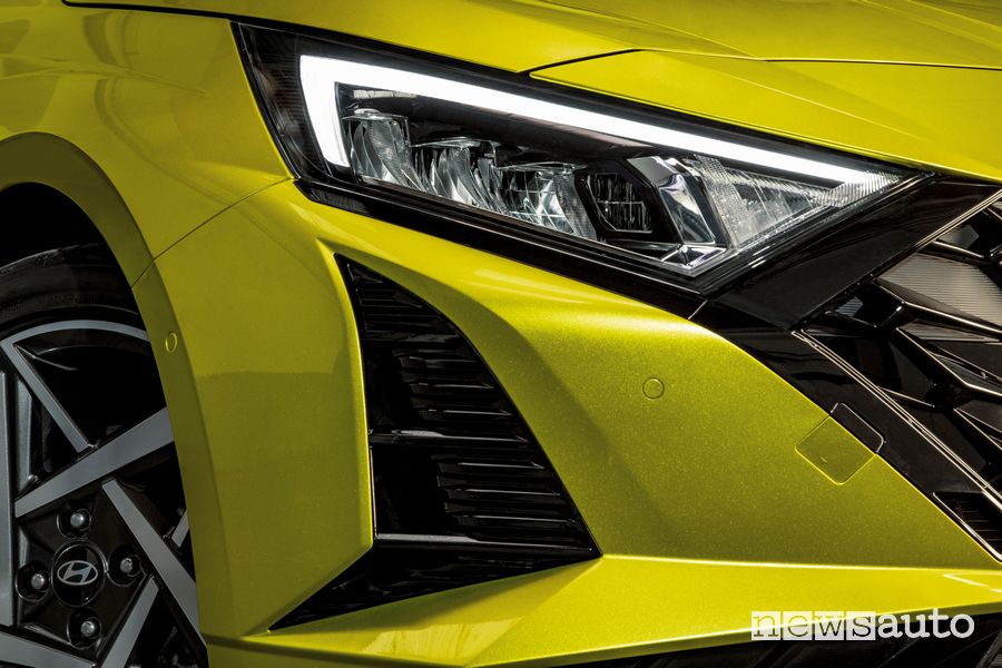 Nuova Hyundai i20 restyling faro anteriore firma luminosa