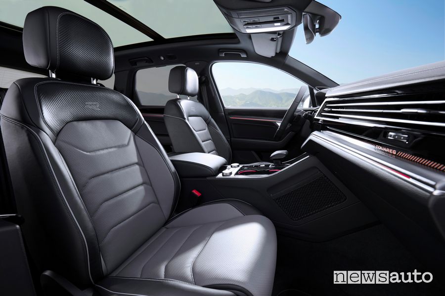 Volkswagen Touareg R-Line sedili anteriori abitacolo