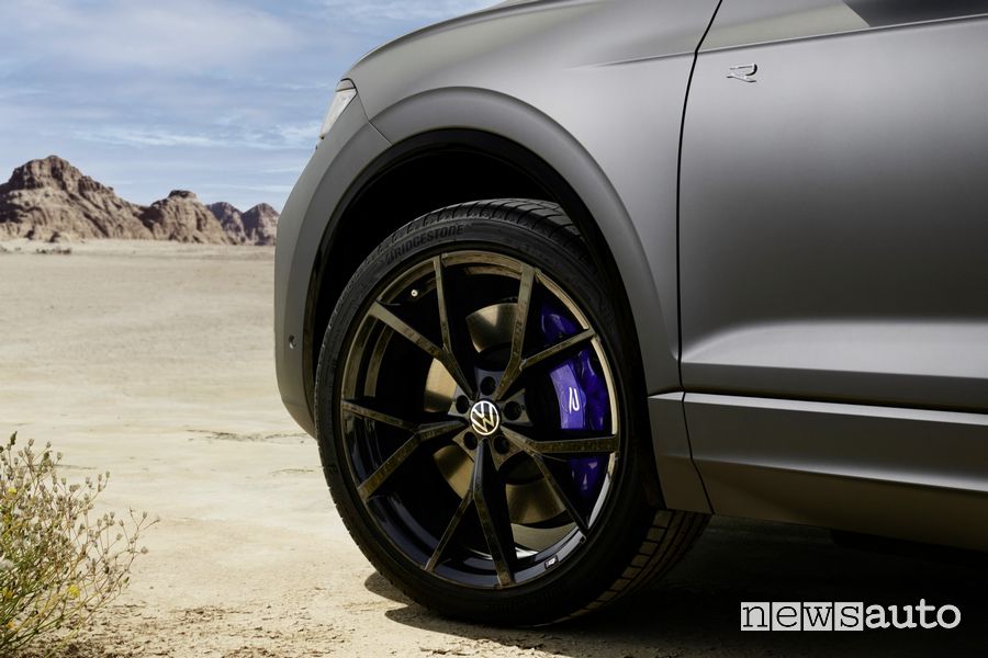 Volkswagen Touareg R eHybrid cerchi in lega da 22"