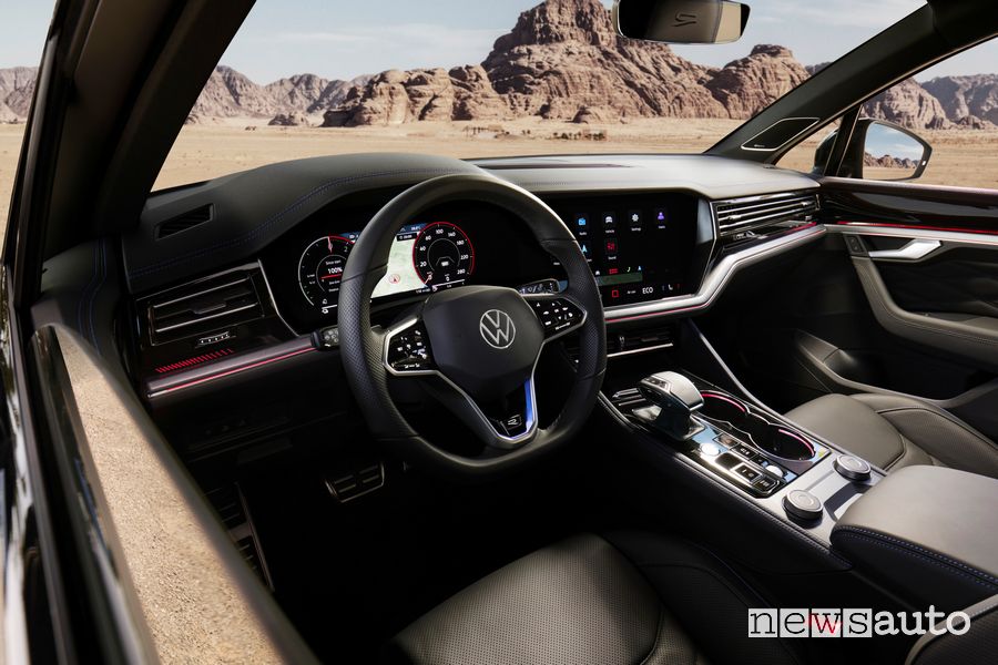 Volkswagen Touareg R eHybrid volante abitacolo