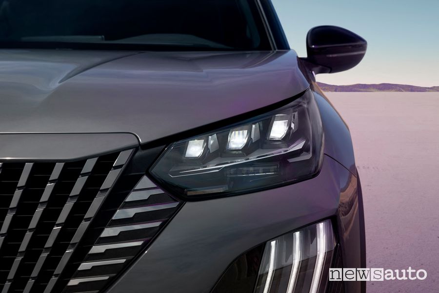 Nuovo Peugeot 2008 fari anteriori firma luminosa