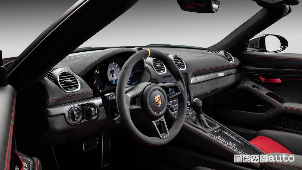 Porsche 718 Spyder RS volante abitacolo