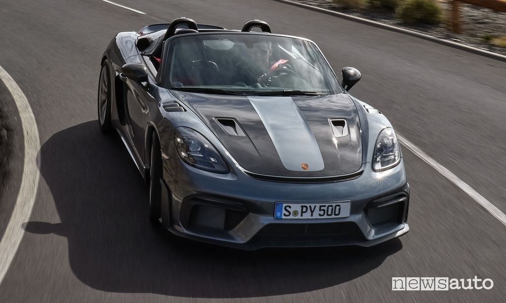 Porsche 718 Spyder RS frontale su strada