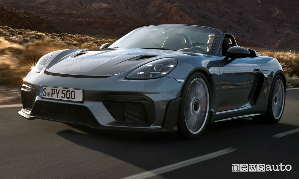 Porsche 718 Spyder RS anteriore 3/4 su strada