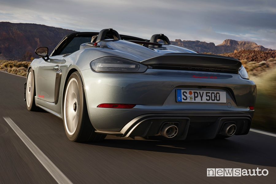 Porsche 718 Spyder RS posteriore 3/4 su strada