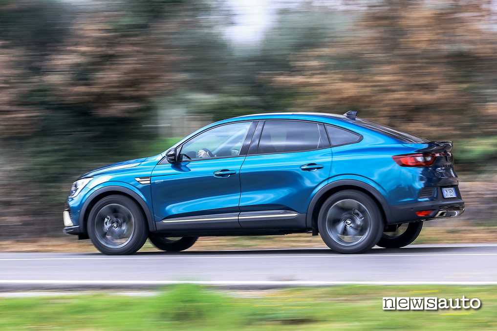 Renault Arkana E-tech Engineered vista laterale