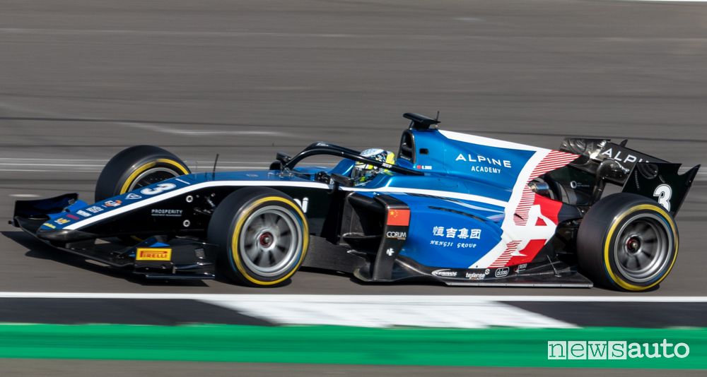 Guanyu Zhou in azione in Formula 2