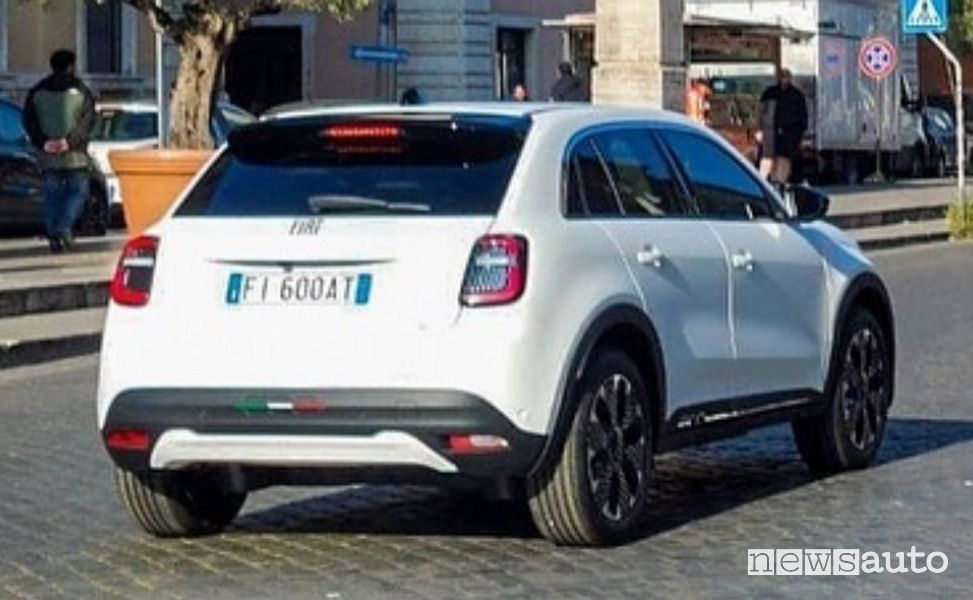 Nuova Fiat 600 in Via della Conciliazione a Roma