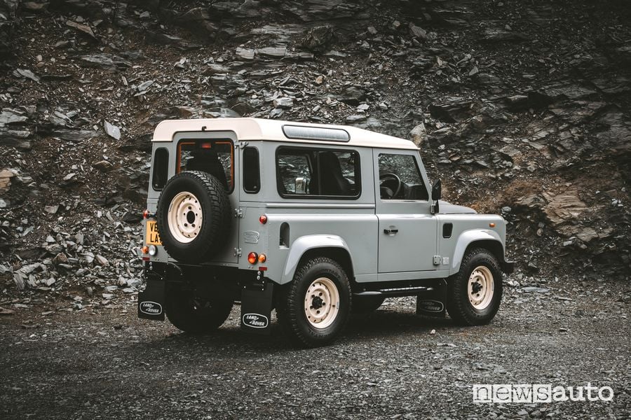 Land Rover Defender Works V8 Islay Edition posteriore 3/4