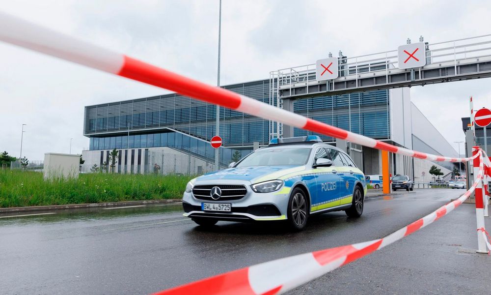 Sparatoria nella fabbrica Mercedes in Germania