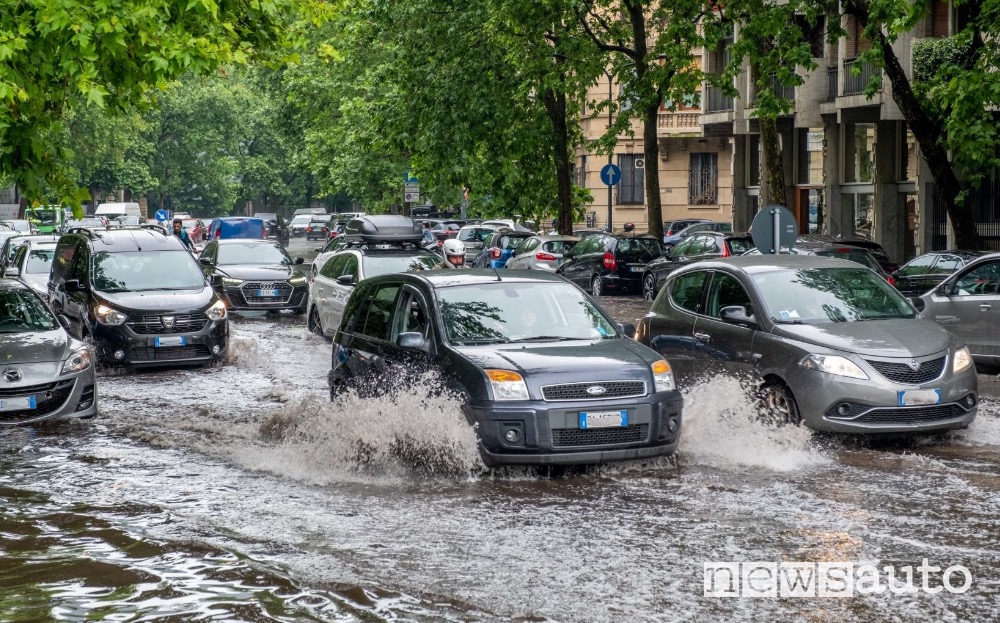 Viaggiare con l'auto sulle strade allagate è fortemente rischioso