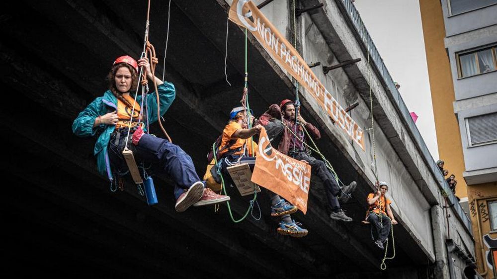 Gli ambientalisti si calano dal ponte delle Valli, per bloccare la Tangenziale Est
